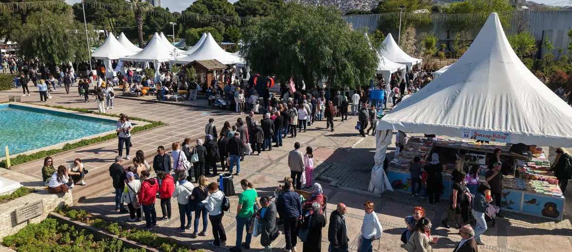 İzmirliler İZKİTAP’a akın etti