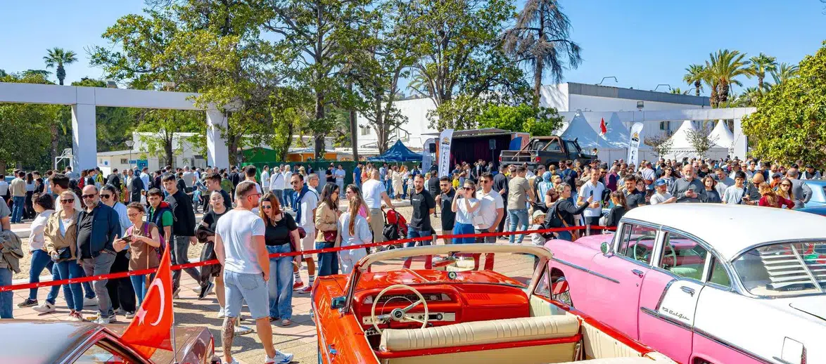 Klasik Otomobil Sergisi ziyaretçilerini zaman yolculuğuna çıkardı