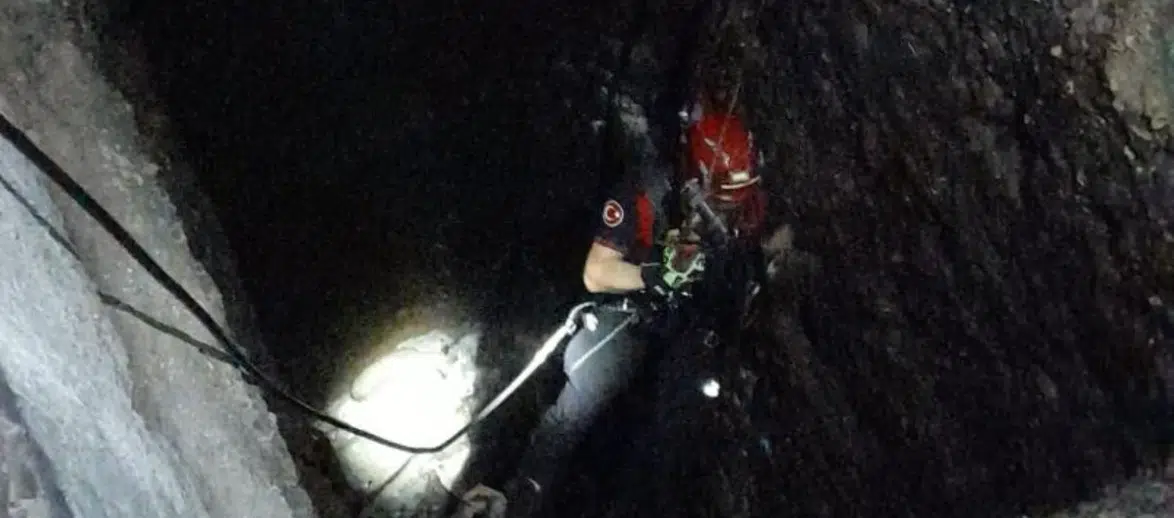 Kuyuya düşen kuzuya itfaiyeden nefes kesen kurtarma