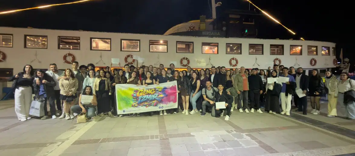 Genç İzmir gönüllüleri, Bergama Vapuru’nda buluştu