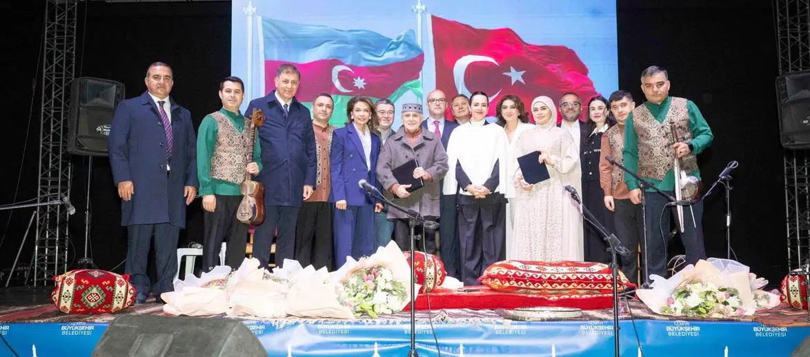 40 yıllık kardeşlik şarkılarla kutlandı