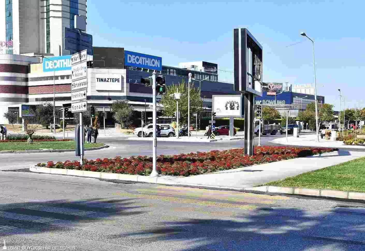 Meydanlar Ata’nın en sevdiği kasımpatı çiçeği ile renklendi