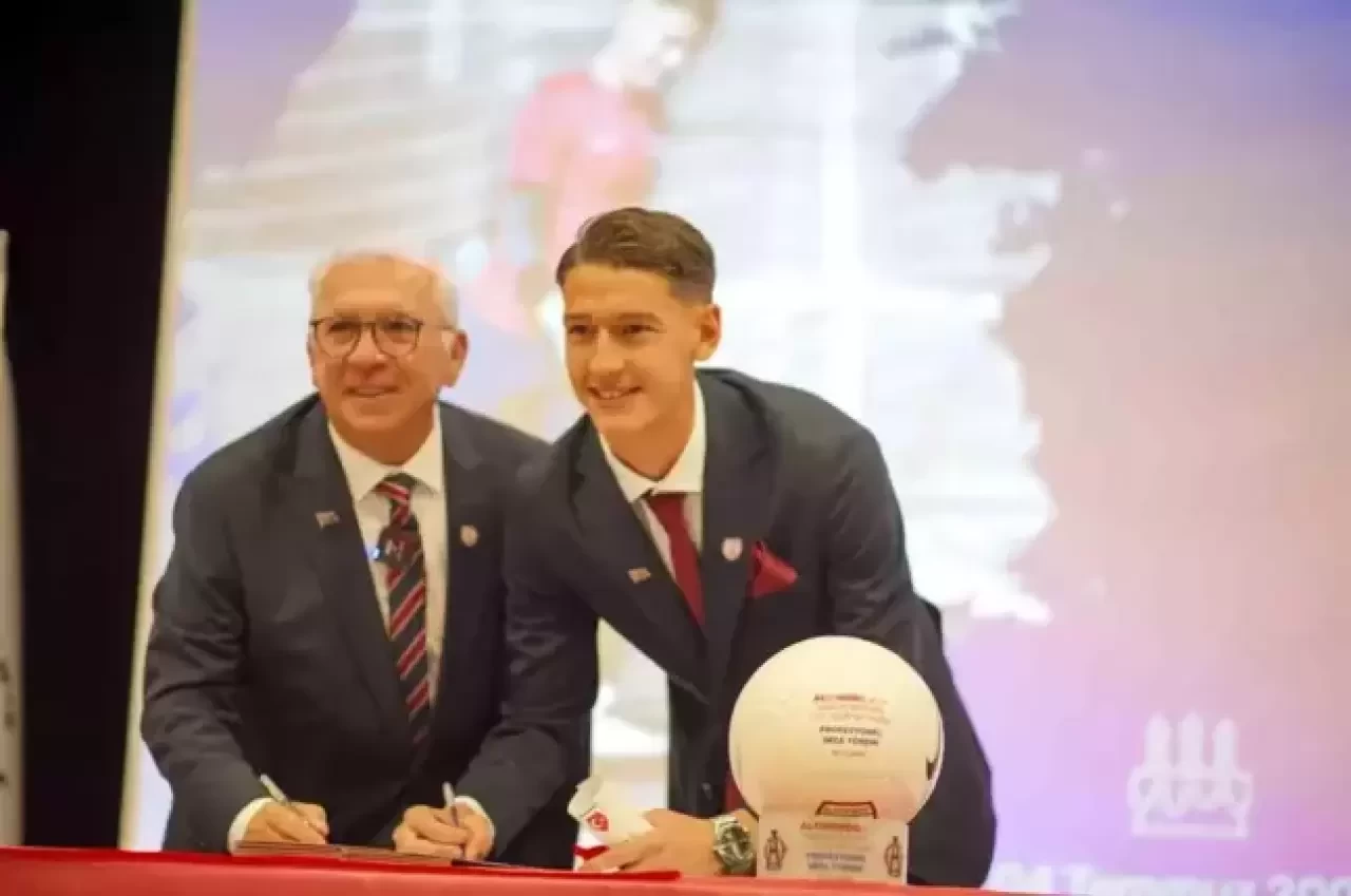 İzmir'den Avrupa'ya futbol yıldızı fabrikası! 22 Genç Yıldız Profesyonel Oldu