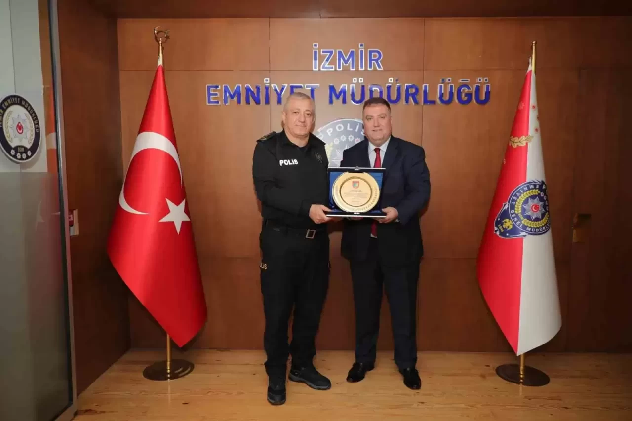 İzmir Taksici Esnafından Emniyete Teşekkür: Korsan Taşımacılıkla Mücadeleye Plaketli Destek