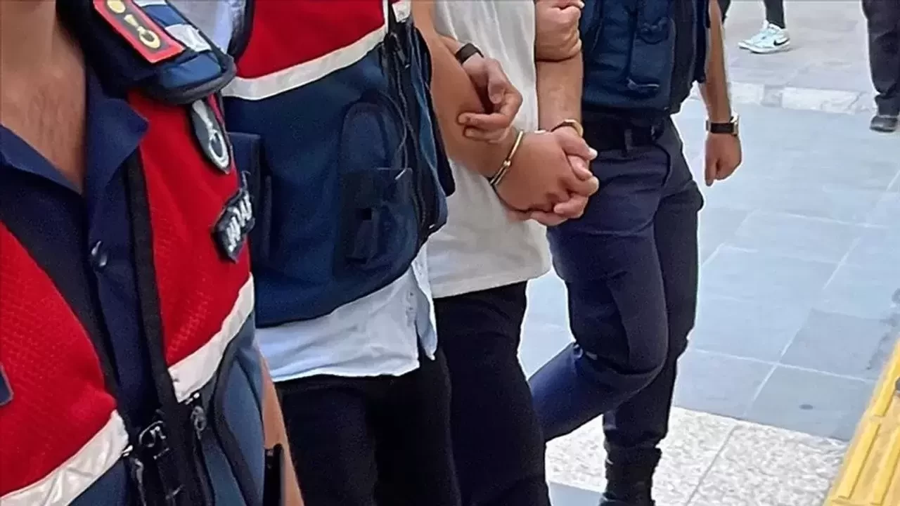 Bayraklı'da Uyuşturucu Operasyonu: 3 Bin Sentetik Hap ve Silahlarla Yakaladılar!