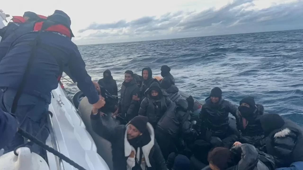 İzmir'de 156 Göçmen Kurtarıldı: Denizin Ortasında Umut Arayışı