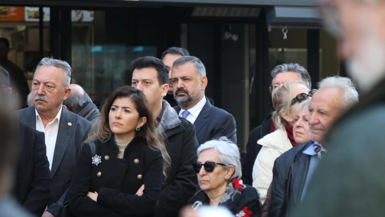 CHP İzmir'den Gazetecilere Destek Eylemi: "Gazetecilik Suç Değil, Gerçekler Susturulamaz"