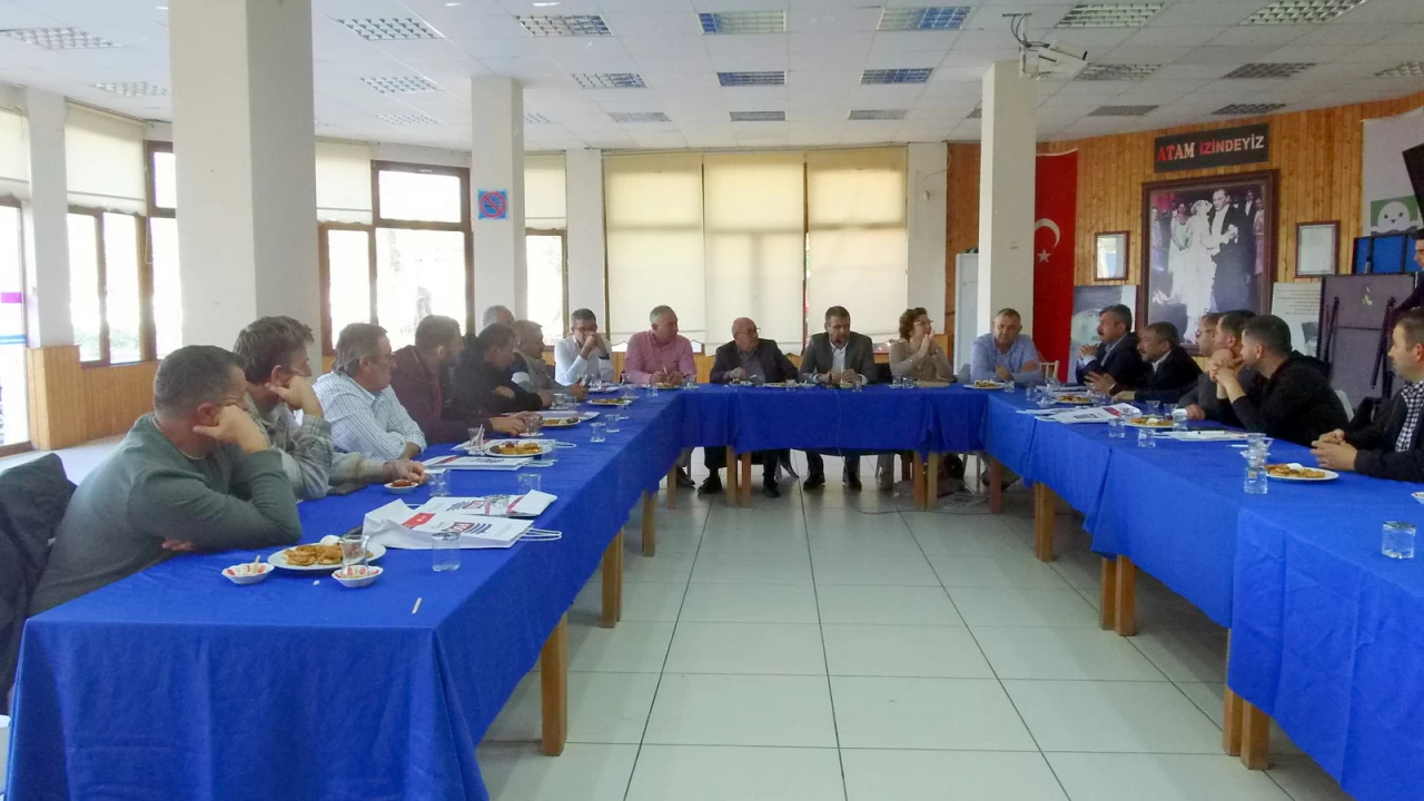 İzmir'de Süt Üreticileri Kooperatifleri Bir Araya Geldi: Taban Fiyat 17,70 TL Olarak Belirlendi!