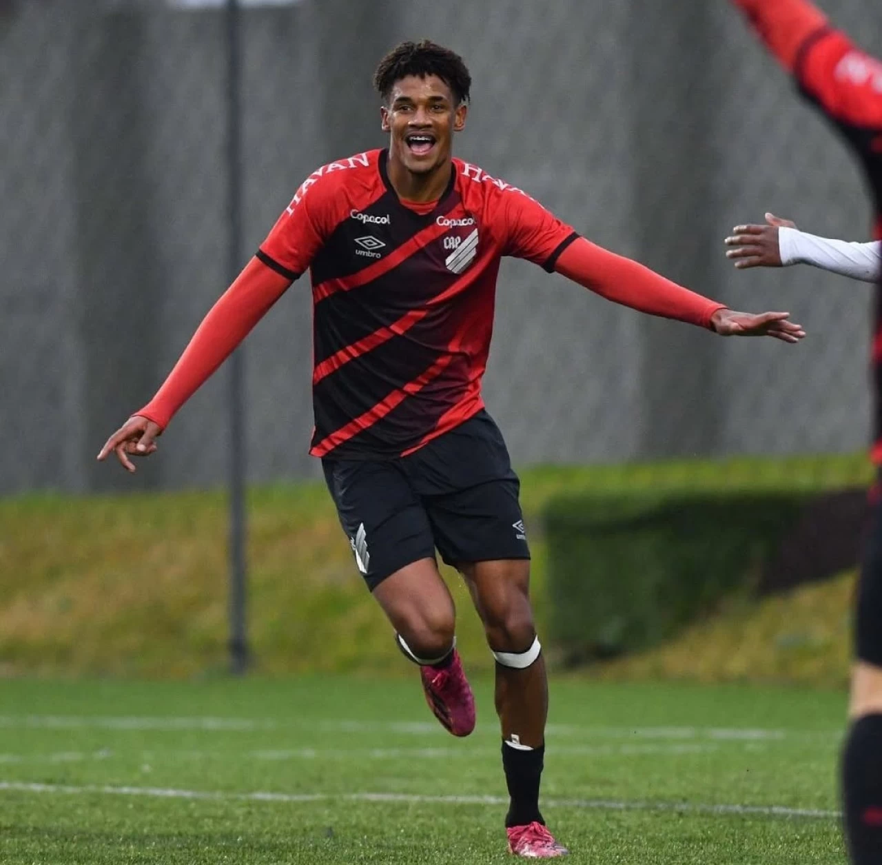 Göztepe'ye Brezilyalı Fırtına: Emersonn Correia Takıma Katıldı!