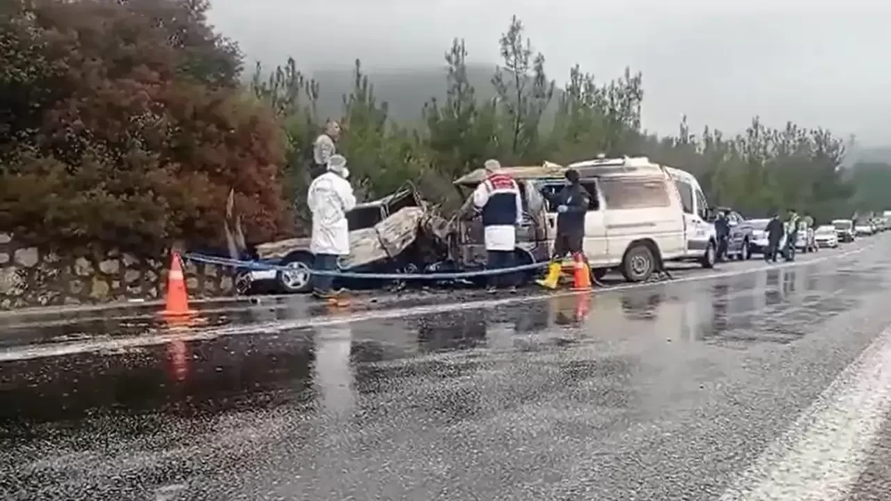 İzmir Menderes’te Feci Kaza: Araç Alev Topuna Döndü, 1 Kişi Hayatını Kaybetti