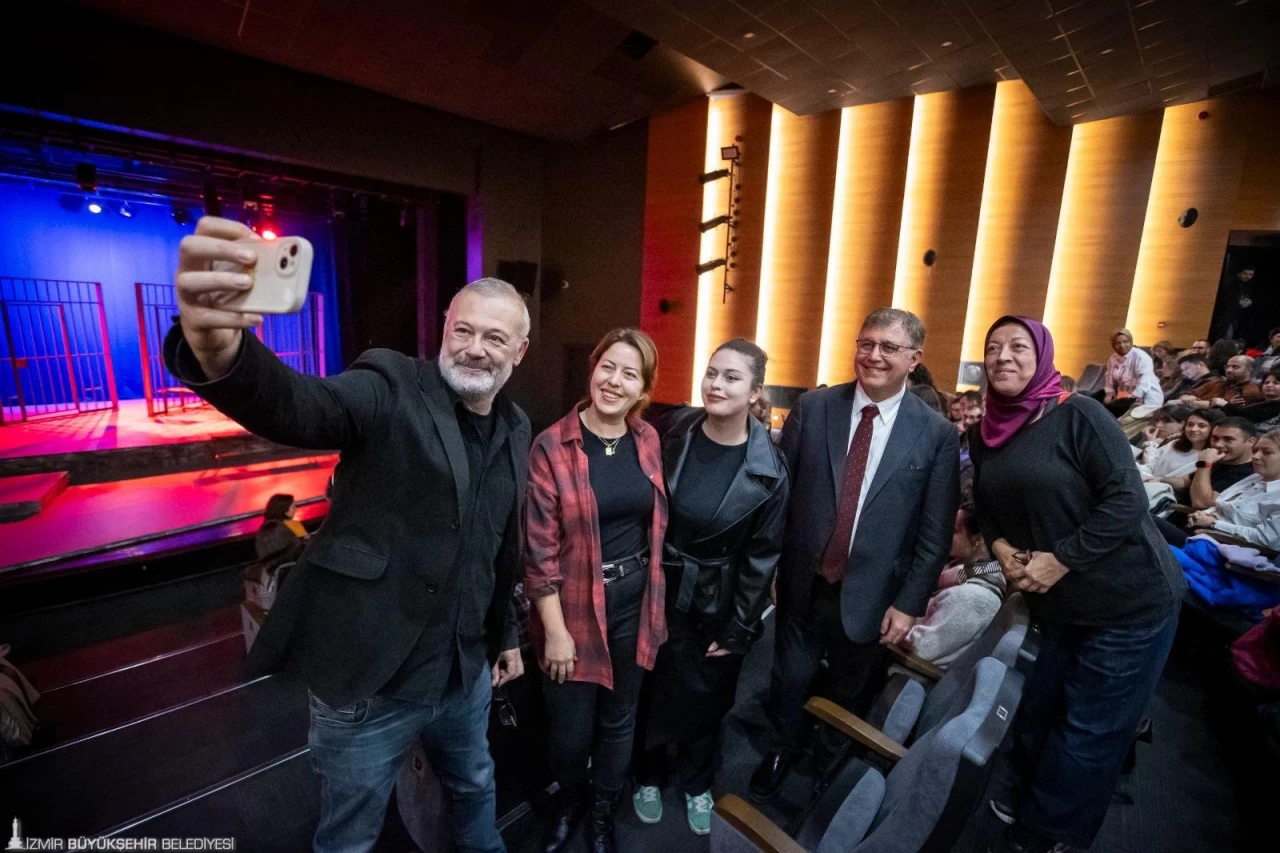 İzmir Şehir Tiyatroları'nın 'Çok Tuhaf Soruşturma' Oyunu Büyük İlgi Görüyor