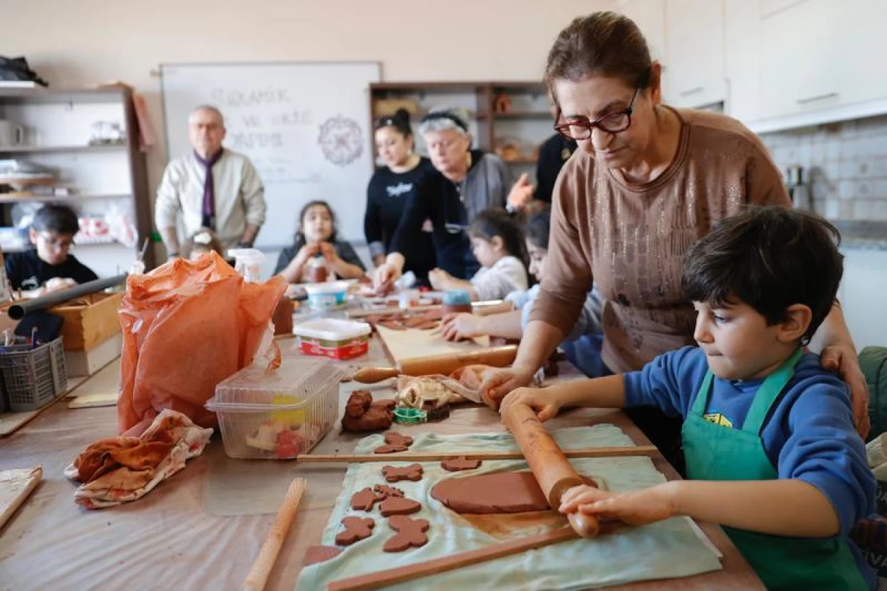 Konak Belediyesi, İleri Yaş Sağlıklı Yaşam Merkezi'nde Sanat Atölyesi Düzenledi