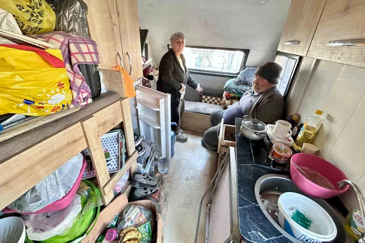 Evsiz Kalan Anne ve Engelli Oğlu Karavanda Hayatta Kalma Mücadelesi Veriyor