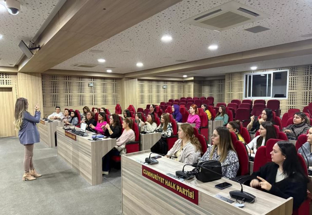 Menemen Belediyesi, İşitme Engellilere İşaret Dili Eğitimi Veriyor