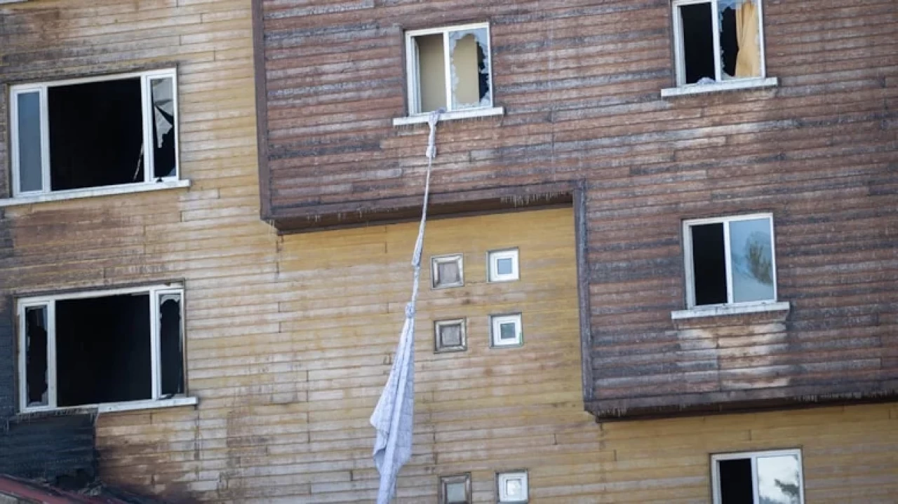 Otel Yangını Beyaz Çarşafları Çaresizliğin Sembolü Yaptı!