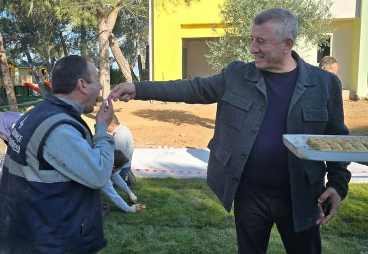 Başkan Günay İşçilere Baklava İkram Etti