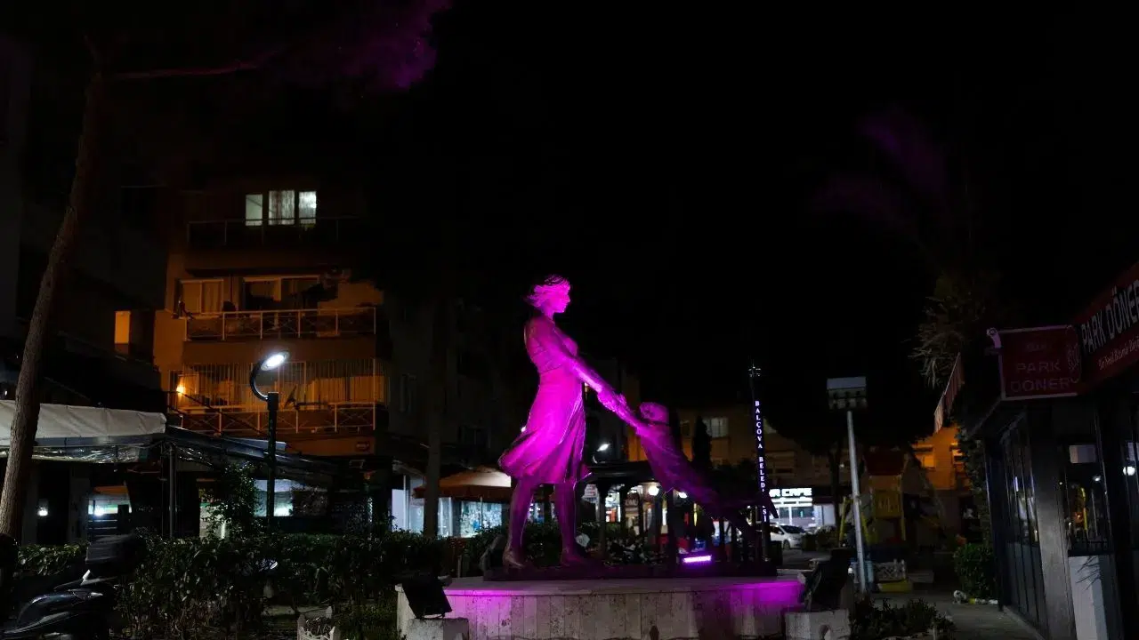 BALÇOVA BELEDİYESİ’NDEN ONKOLOJİK ADALET İÇİN PEMBE IŞIK MESAJI