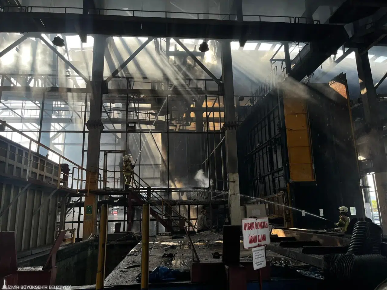 İzmir İtfaiyesi, ALOSBİ’deki fabrika yangınına müdahale etti
