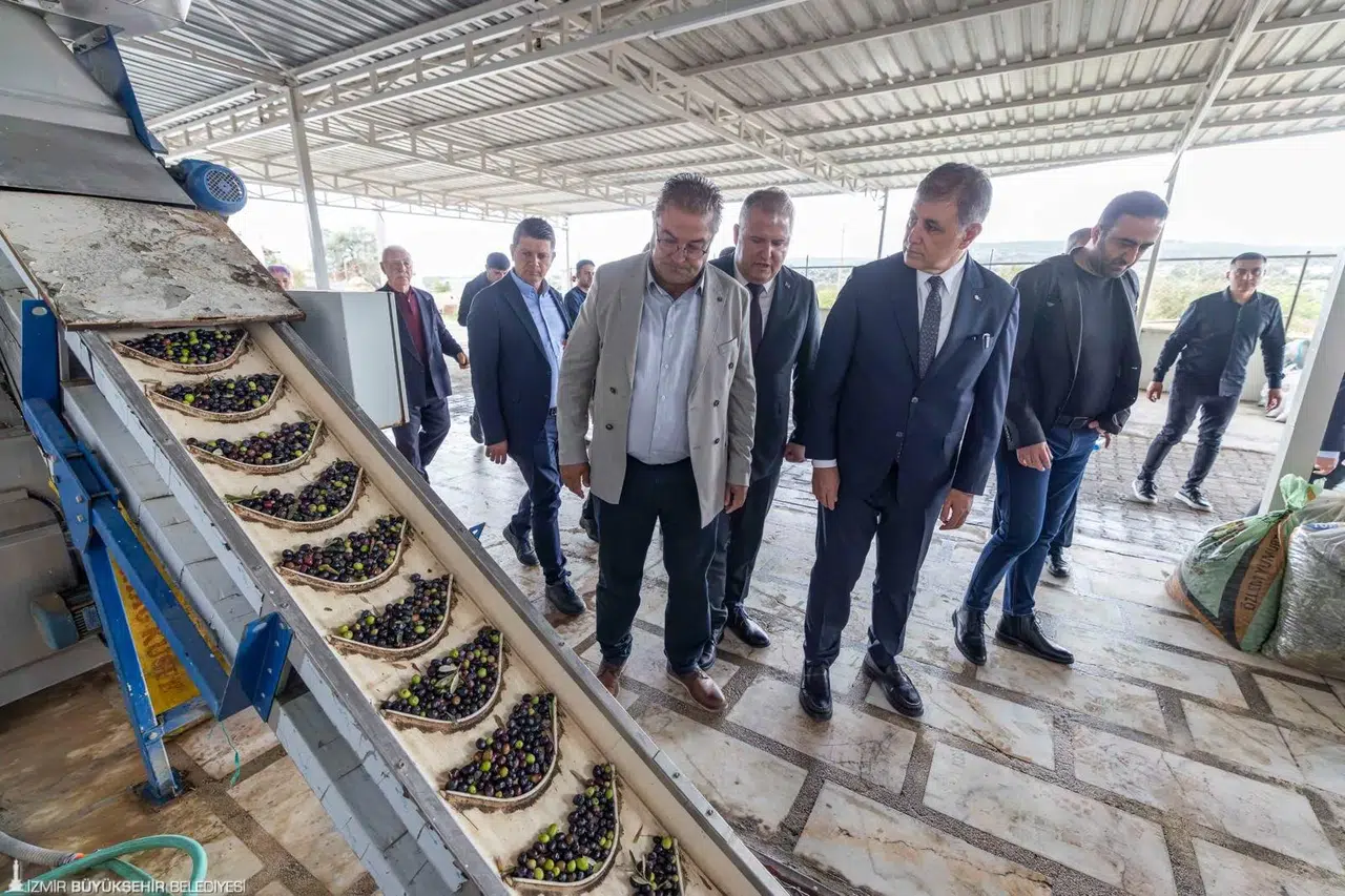 Sezonun ilk zeytinyağı Başkan Tugay’dan