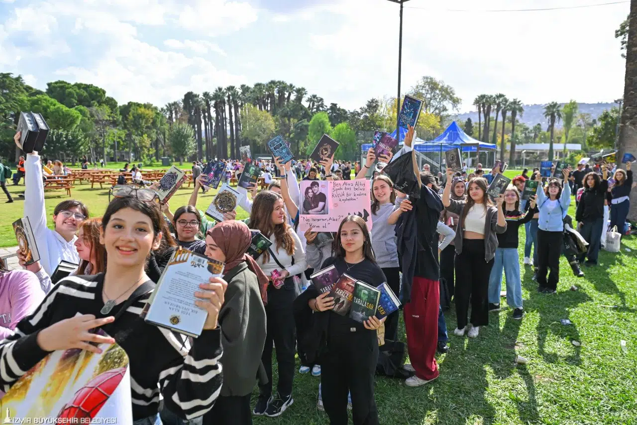 İZKİTAP’ta edebiyat şöleni sürüyor