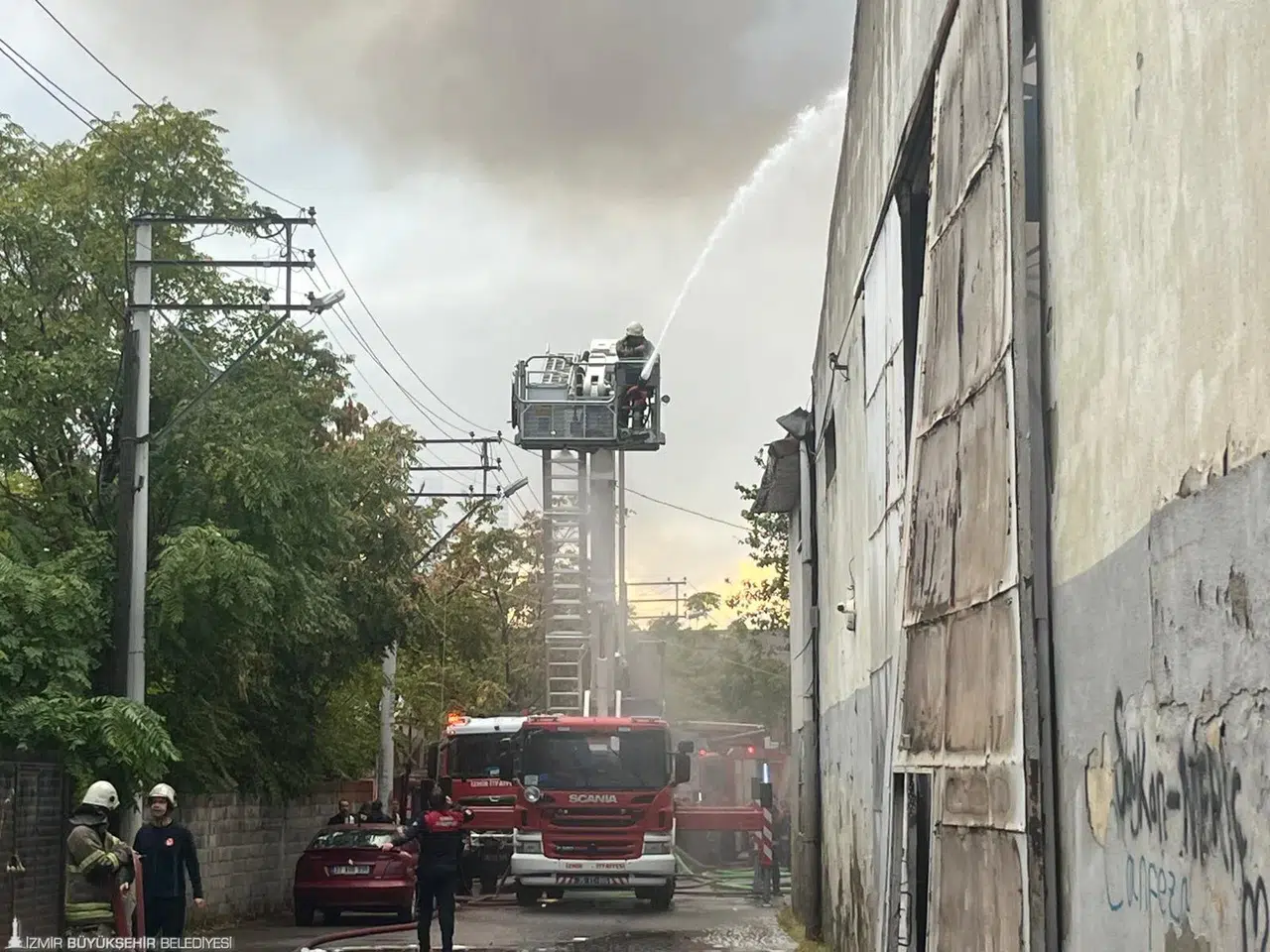 Bornova’daki depo yangınına hızlı müdahale
