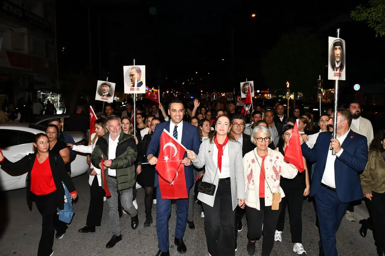 Çiğli’de “İstiklalden İstikbale Büyük Cumhuriyet Yürüyüşü ”ne yoğun katılım