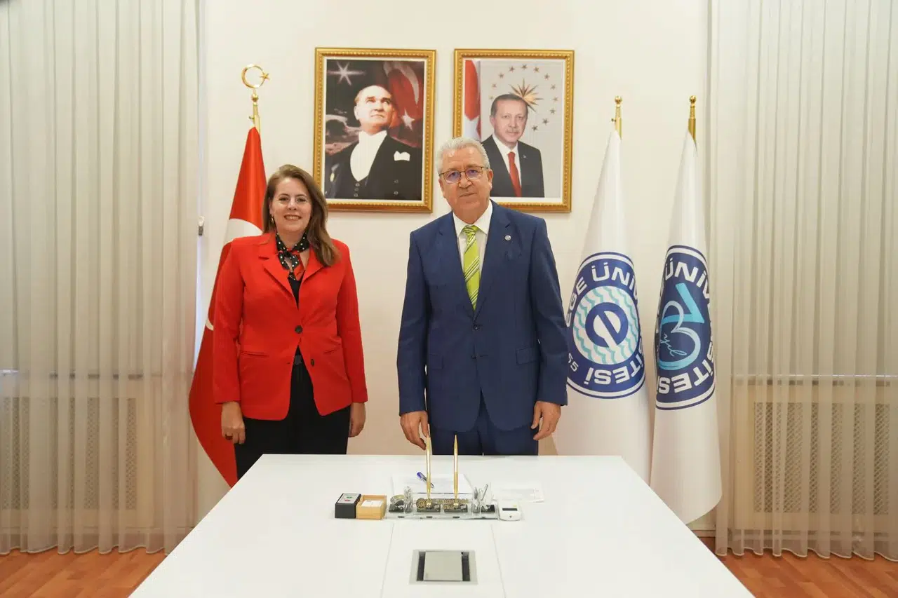 Egeli araştırmacıların ürettiği  ‘Sağlıkta Güvenli İlaç Hazırlama Önlüğü’ faydalı model belgesi aldı