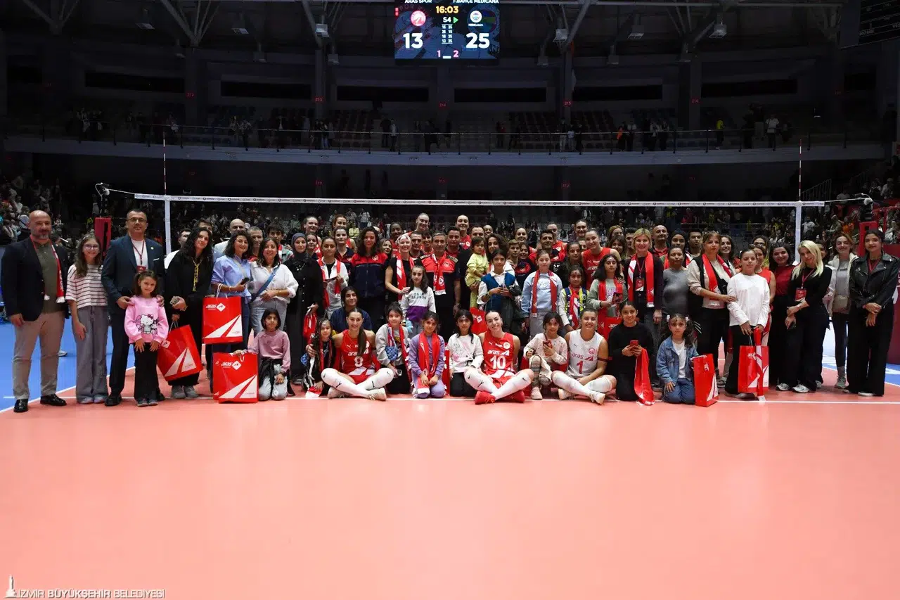 Voleybolun yıldızlarından İzmir İtfaiyesi’ne teşekkür