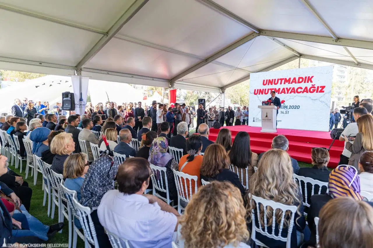 Başkan Tugay: Depremin siyaseti olmaz, vicdanımızla konuşacağız