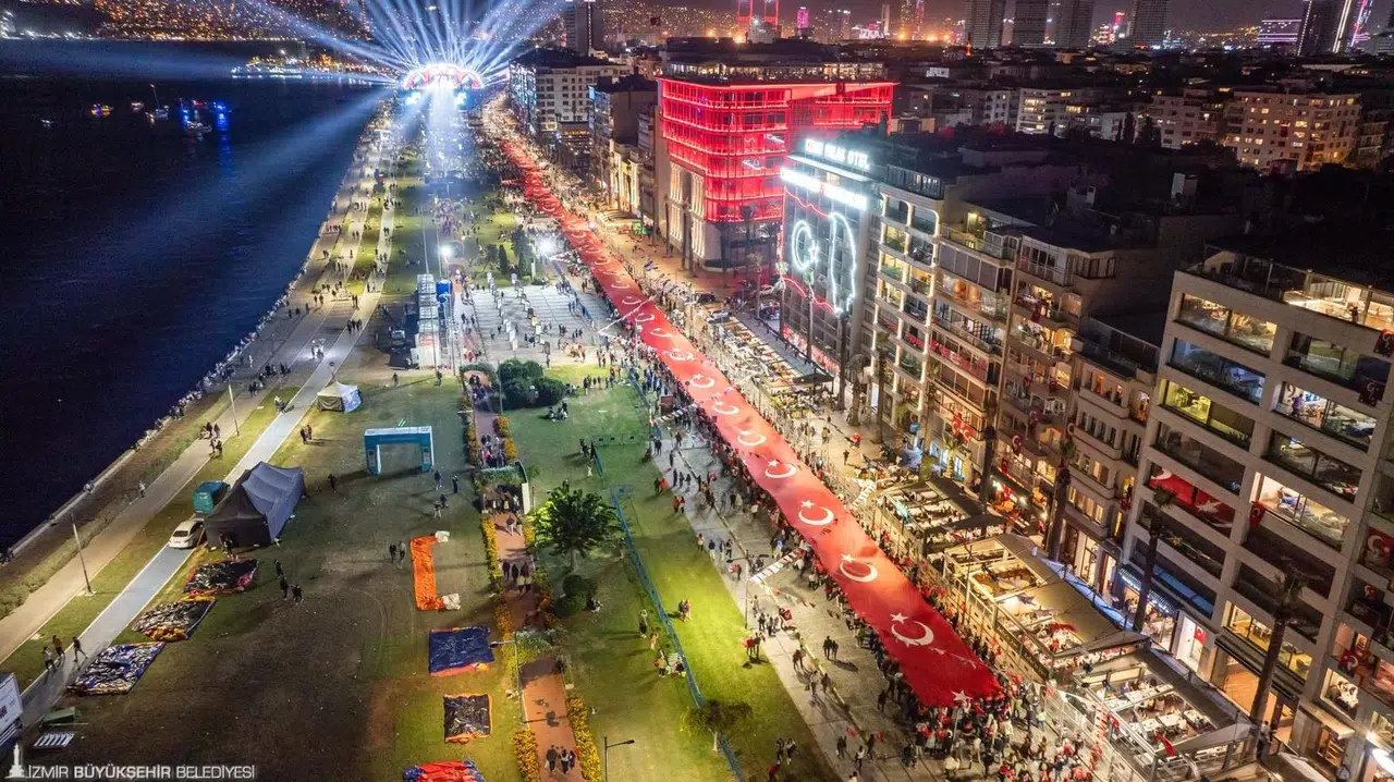 İzmir, Cumhuriyet coşkusuna hazır