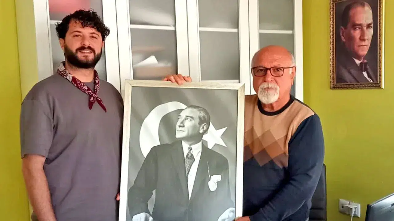 Başkan Lal Denizli’den Muhtarlara Anlamlı Hediye: Atatürk Portresi
