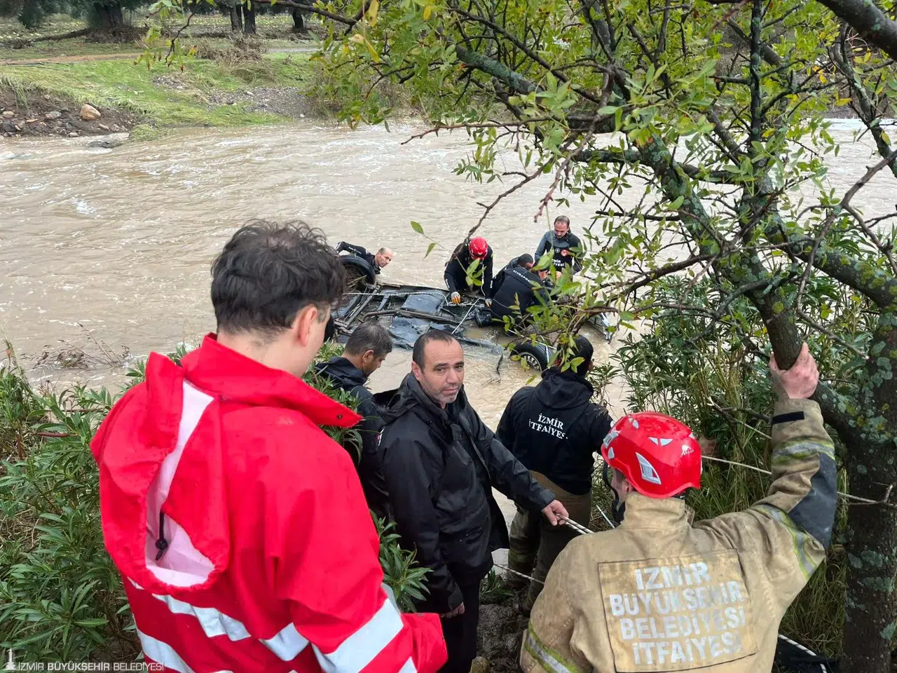Foça’da yağış rekoru kırıldı, ekipler seferber oldu