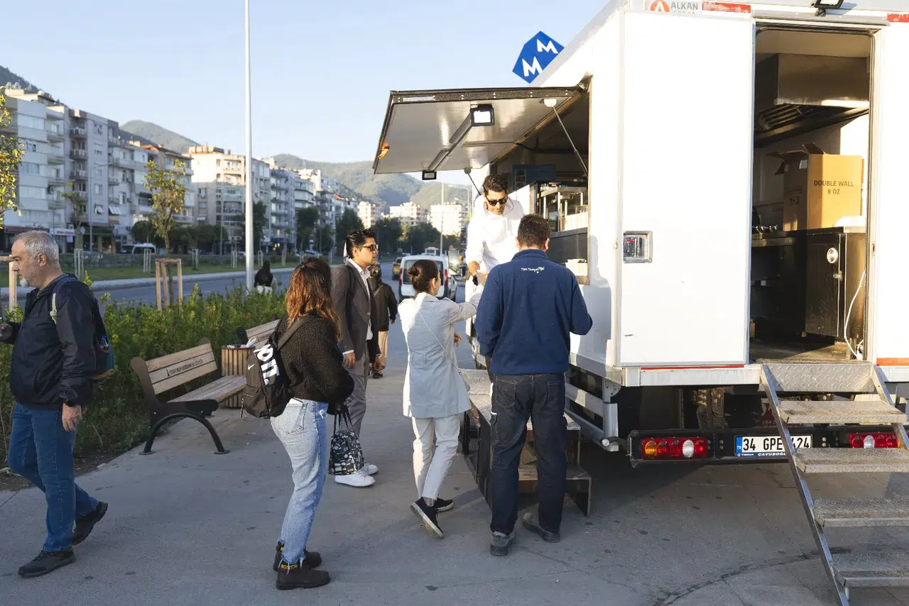 Balçova Belediyesi’nden Soğuk Havaların Gönül Isıtan Dokunuşu: Metro Durağında Çorba İkramı