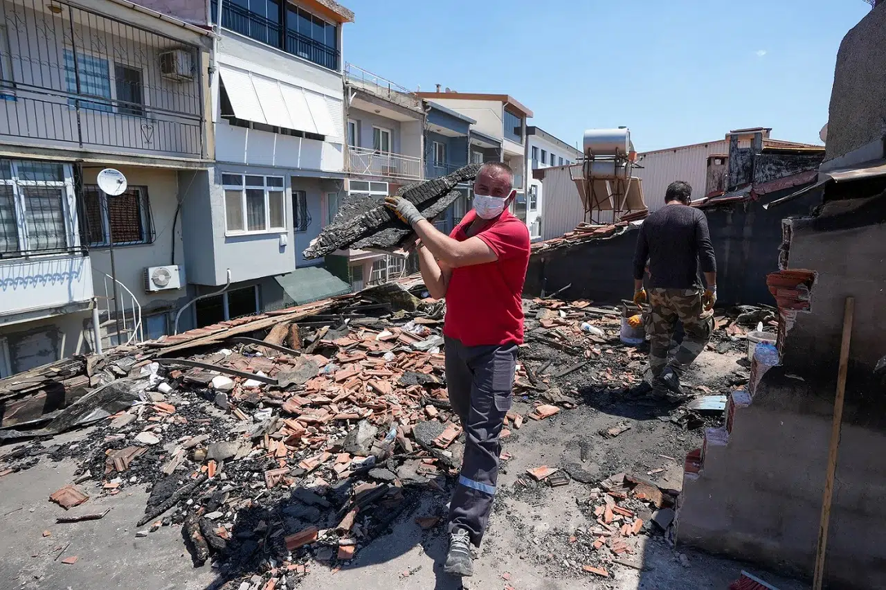 Gaziemir Belediyesi’nden yangında zarar gören evlere yardım eli