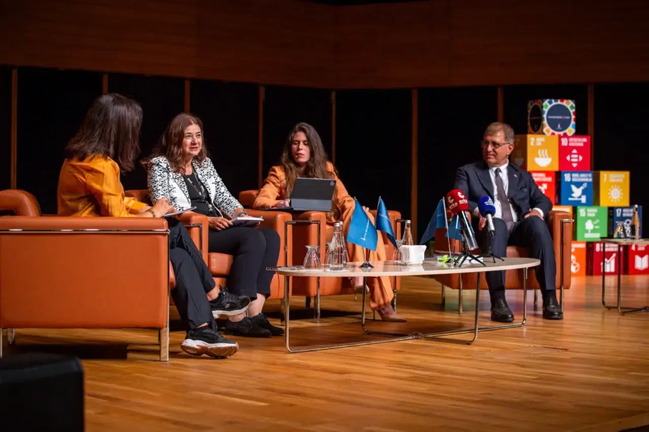 Çeşme Belediye Başkanı Lâl Denizli, İzmir Büyükşehir Belediyesi Kurumsal Sürdürülebilirlik Raporu Lansmanında konuştu