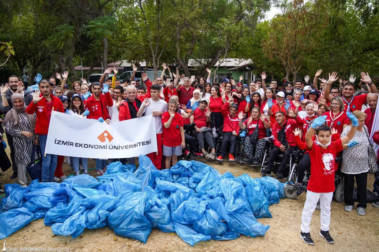 İzmirlilerden dünya rekoru için kıyı temizliği