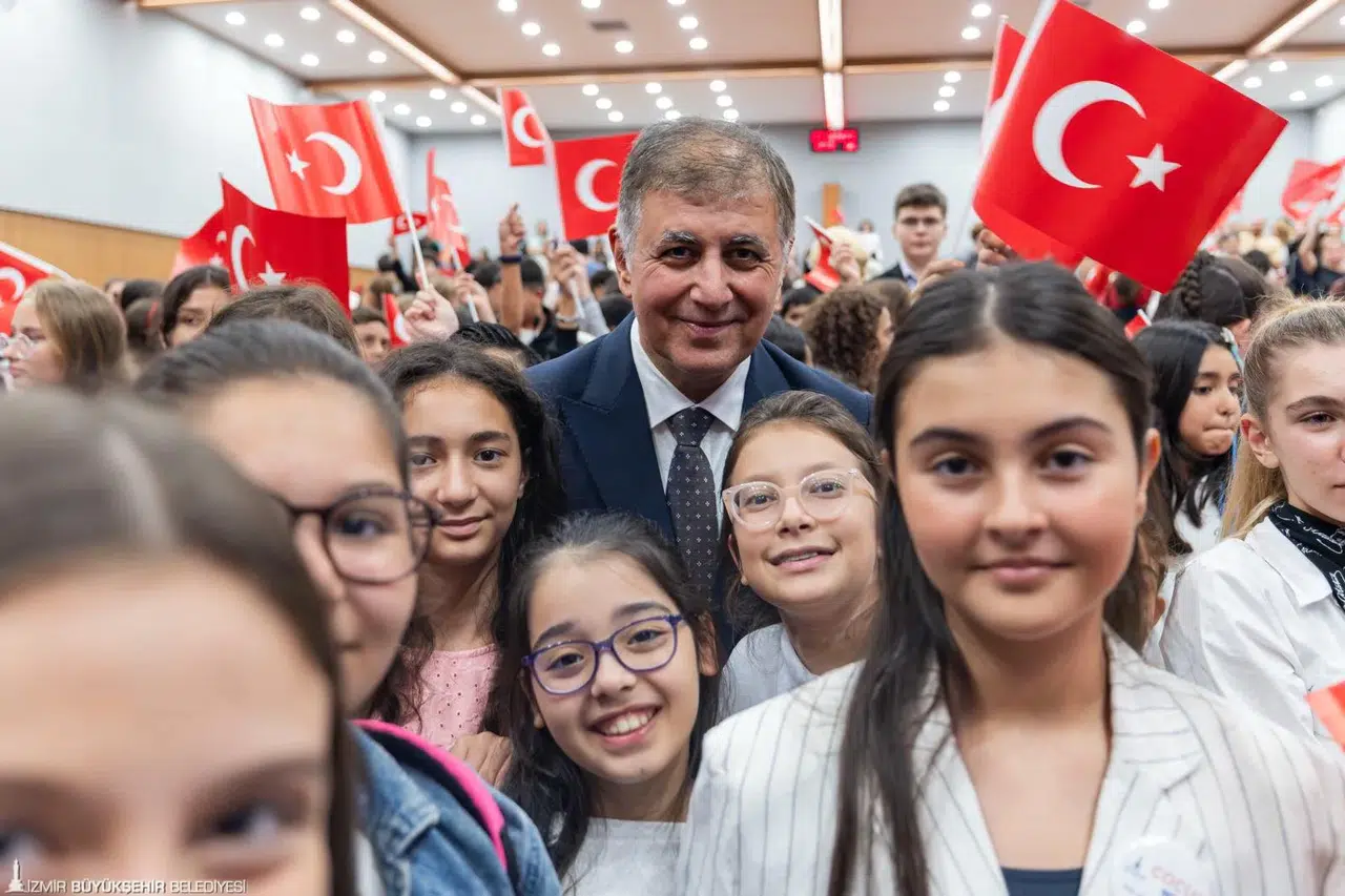 Başkan Tugay gençleri ve çocukları ağırladı