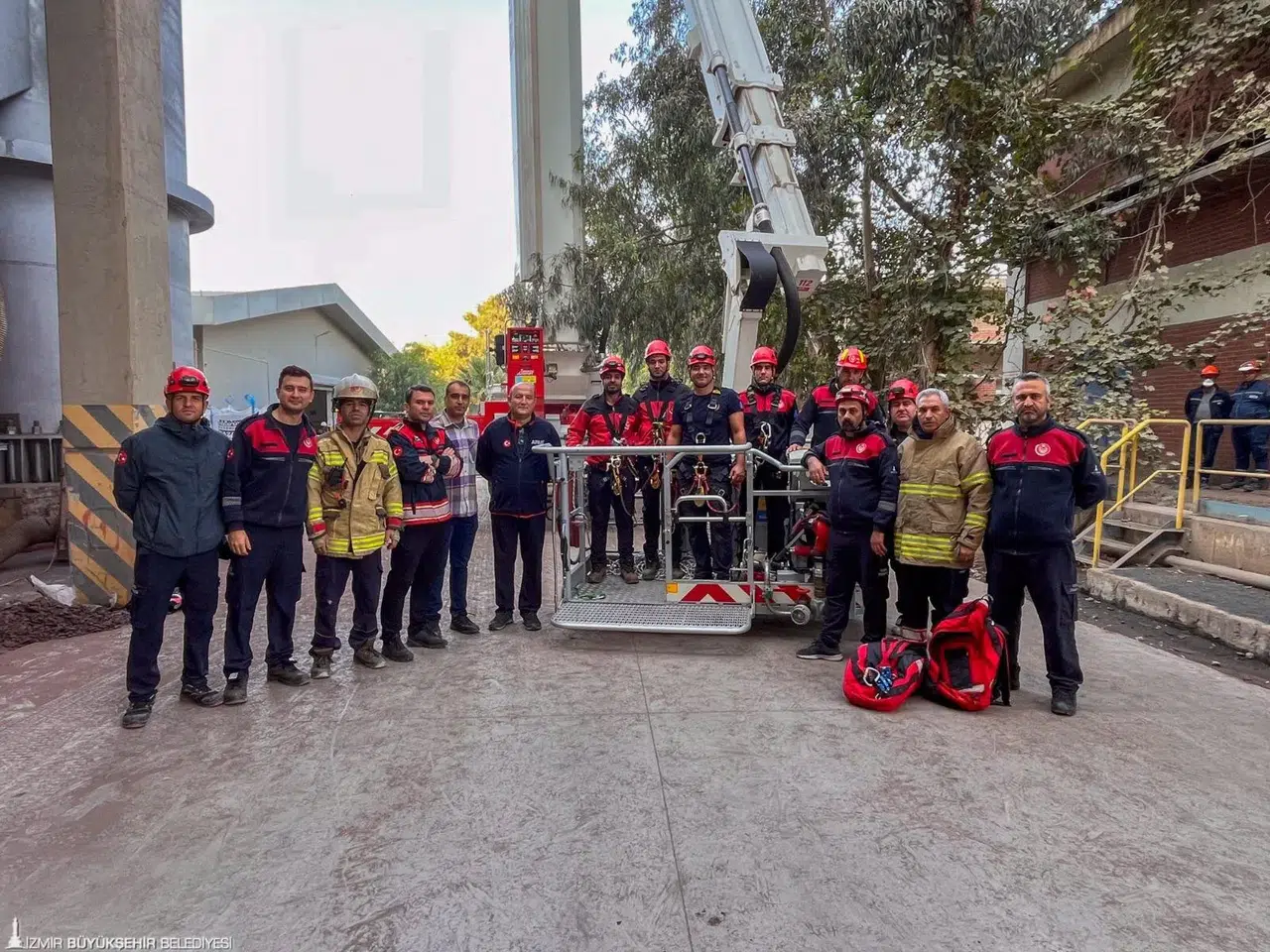 İzmir İtfaiyesi’nden baş döndüren kurtarma operasyonu