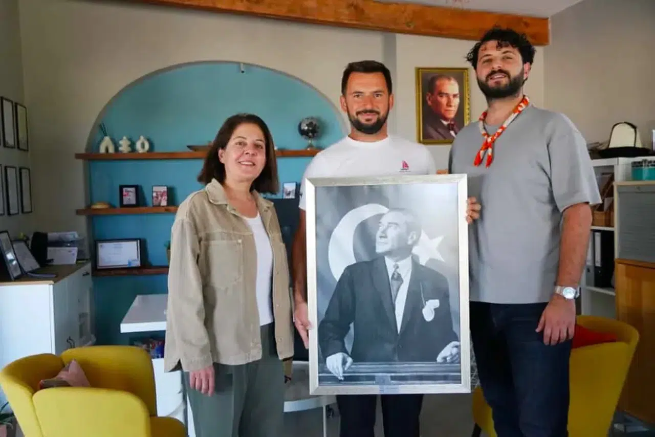 Çeşme Belediyesi’nden Muhtarlar Haftasında anlamlı hediye: Atatürk tablosu