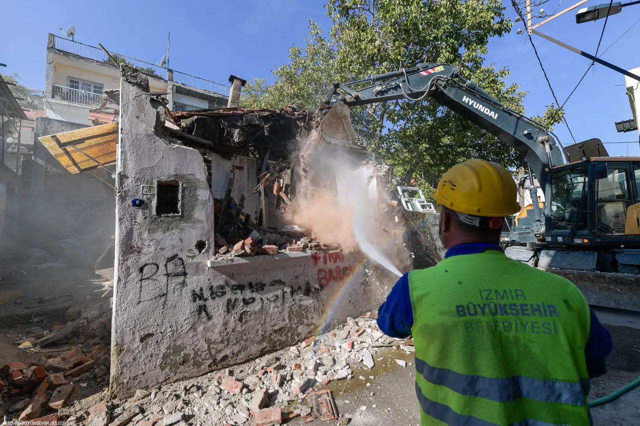 Ballıkuyu dönüşüm bölgesindeki metruk yapılar yıkılıyor