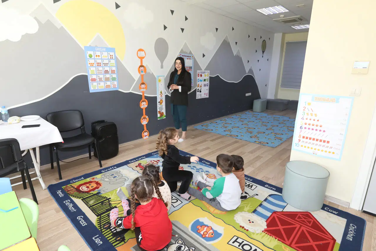 Efes Selçuk’ta tarım işçisi kadınların çocukları Deppo Efes Masal Evi’ne emanet