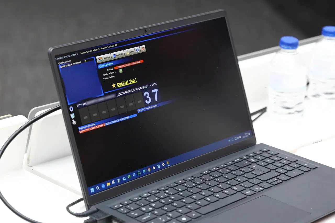 DEÜ’DE İŞKUR GENÇLİK PROGRAMI HEYECANI: 4 BİN ÖĞRENCİ İÇİN KURA ÇEKİMİ YAPILDI