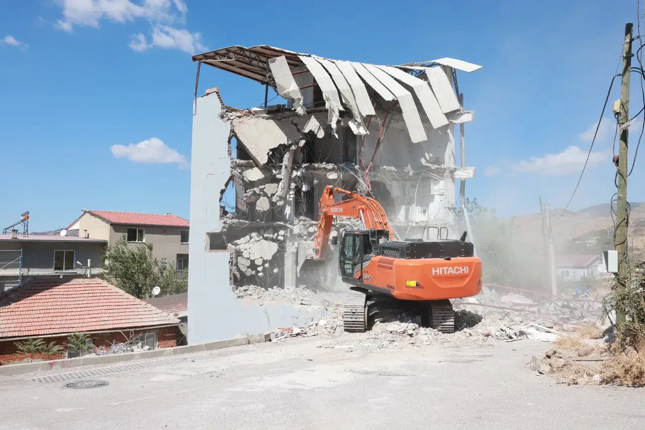 Bayraklı’da 5 katlı kaçak yapı yıkıldı