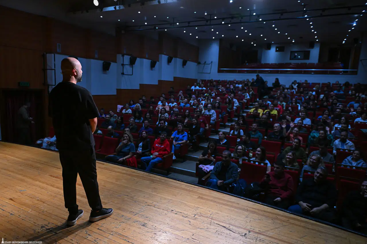Tahsin Hasoğlu’ndan İZKİTAP’ta kahkaha dolu gece