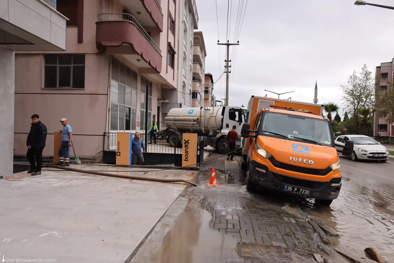 İzmir Büyükşehir Belediyesi ekipleri Bergama’da aşırı yağışlarla mücadele ediyor