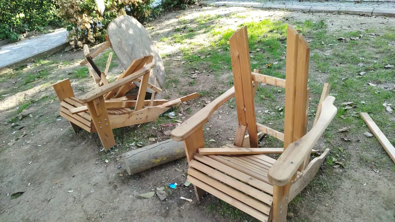Konak Belediyesi'nin baştan sona yenilediği parktaki banklar paramparça edildi