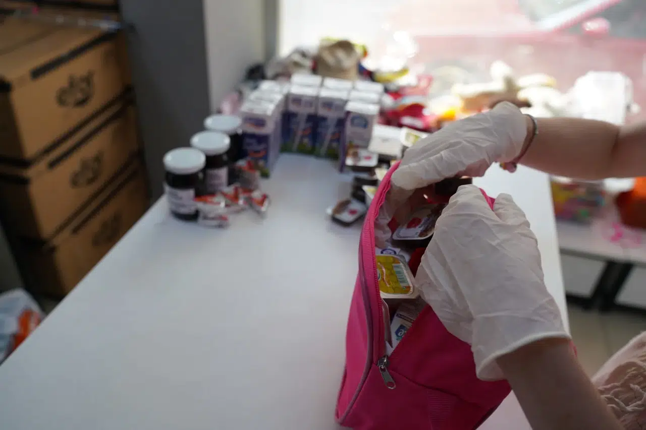 Seferihisar Belediyesi’nden çocuklara “Beslenme Çantası” desteği