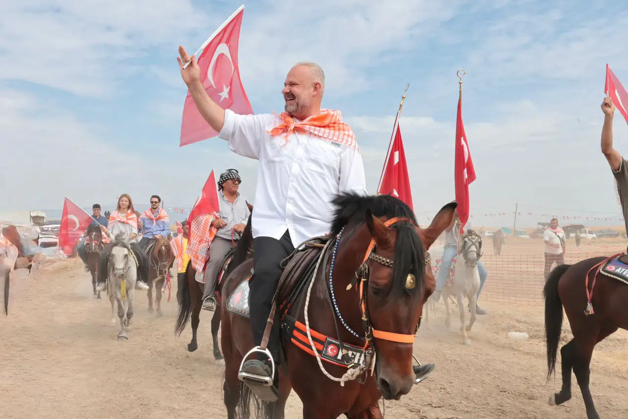 Türkiye'nin şampiyon atları Menemen'de yarıştı