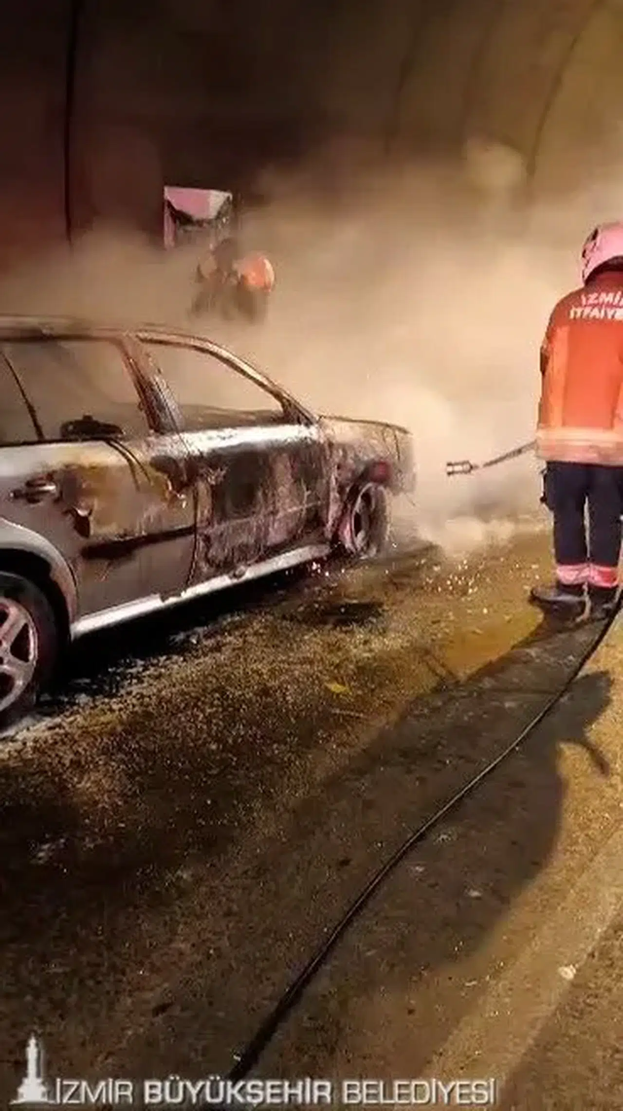 Konak Tünelleri’ndeki araç yangınına itfaiyeden hızlı müdahale