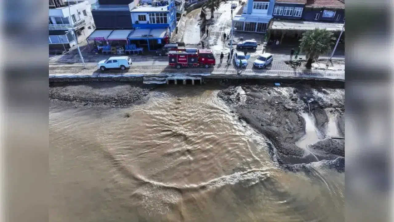 Foça'da sağanak sel felaketine yol açtı, vatandaşlar altyapı sorunlarına isyan etti